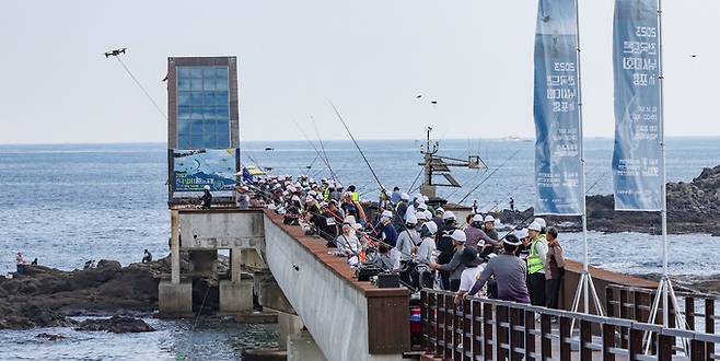 14일 경북 포항시 남구 장길리복합낚시공원에서 열린 2023 전국 드론 낚시 대회에서 참가자들이 드론 낚시를 하고 있다. 세계일보와 경상북도, 포항시가 공동으로 주최하는 이번 드론낚시대회는 4차 산업혁명의 신성장동력으로 다양한 분야에 폭넓게 활용되고 있는 드론을 해양레저스포츠에 접목한 이색 낚시대회로 대회장에는 드론 체험 부스와 다양한 행사도 마련됐다.&nbsp;