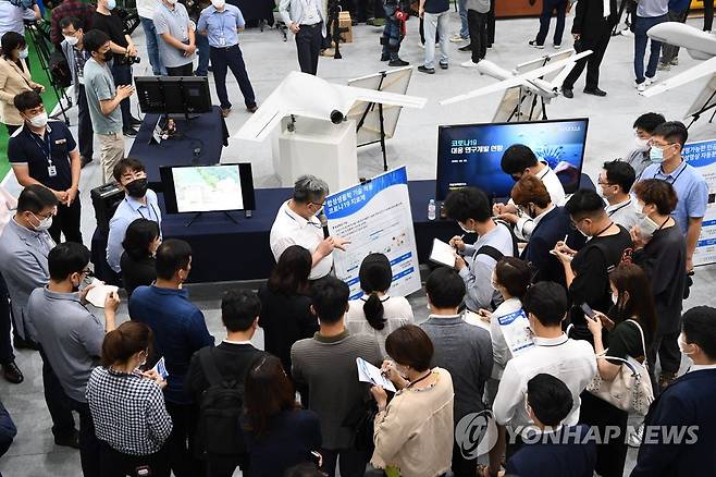 2020년 8월 3일 충남 태안 국방과학연구소 안흥시험장에서 국방과학연구소 창설 50주년 기념 언론공개회 및 합동시연이 열렸다.
    사진은 합성생물학 기술 적용 신종 코로나바이러스 감염증(코로나19) 치료제가 소개되는 모습. [연합뉴스 자료사진]