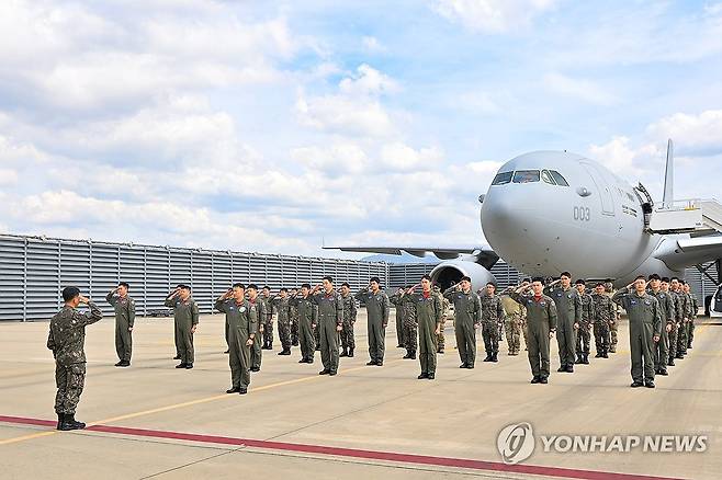 국방부, '이스라엘-하마스 무력충돌 관련 재외국민 귀국 지원' (서울=연합뉴스) 정부가 팔레스타인 무장 정파 하마스의 기습 공격을 받은 이스라엘에 군 수송기를 파견해 한국인 163명을 대피시켰다.
    13일 신속대응팀이 공군 제5공중기동비행단(김해 소재)에서 긴급 해외공수 임무를 앞두고 출정 신고를 실시하고 있다.
    공군의 KC-330 '시그너스' 다목적 공중급유 수송기는 이스라엘 현지시간으로 13일 오후 텔아비브 벤구리온 공항에 도착한 뒤 14일 자정 무렵 한국으로 출발했다.
    수송기는 이날 밤늦게 성남서울공항에 도착할 예정이다. 2023.10.14 [국방부 제공. 재판매 및 DB 금지] photo@yna.co.kr