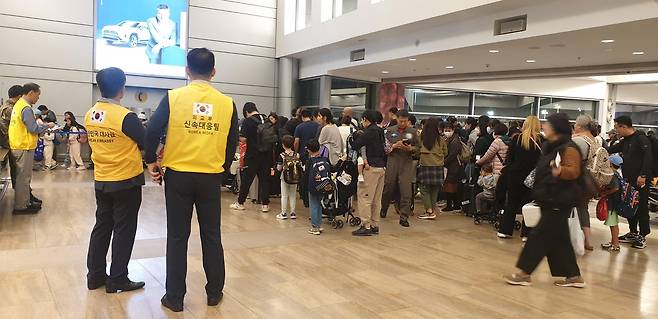 우리 정부가 마련한 군 수송기를 타고 한국에 돌아오기 위해 이스라엘 벤구리온 공항에서 수속 절차를 마치고 대기하고 있는 한국 국민들. [탑승한 한국 관광객 현지 제공]