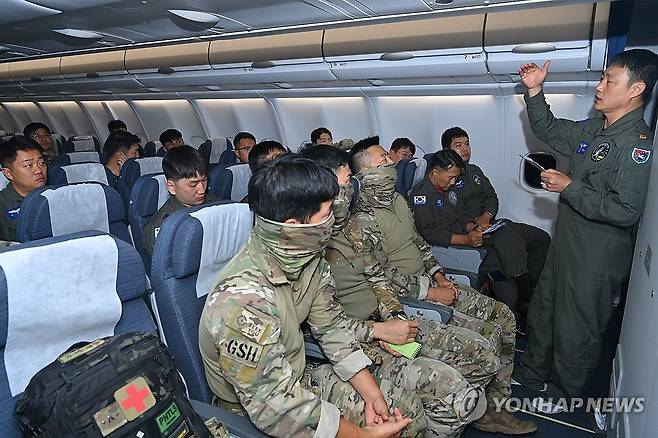 국방부, '이스라엘-하마스 무력충돌 관련 재외국민 군 수송기 투입' (서울=연합뉴스) 정부가 팔레스타인 무장 정파 하마스의 기습 공격을 받은 이스라엘에 군 수송기를 파견해 한국인 163명을 대피시켰다.
    공군 소속 장병들이 13일(현지시각) 저녁, 텔아비브 현지 공항 사정 설명을 듣고, 행동요령에 대해 숙지하고 있다.
    공군의 KC-330 '시그너스' 다목적 공중급유 수송기는 이스라엘 현지시간으로 13일 오후 텔아비브 벤구리온 공항에 도착한 뒤 14일 자정 무렵 한국으로 출발했다.
    수송기는 이날 밤늦게 성남서울공항에 도착할 예정이다. 2023.10.14 [국방부 제공. 재판매 및 DB 금지] photo@yna.co.kr