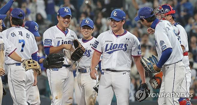 KBO 최초 400세이브, 돌부처의 미소 (대구=연합뉴스) 윤관식 기자 = 14일 오후 대구 삼성라이온즈파크에서 열린 2023 KBO리그 SSG 랜더스와 삼성 라이온즈의 경기. 9회초 삼성 마무리투수 오승환이 400세이브를 달성하고 동료들과 환호하고 있다. 2023.10.14 psik@yna.co.kr