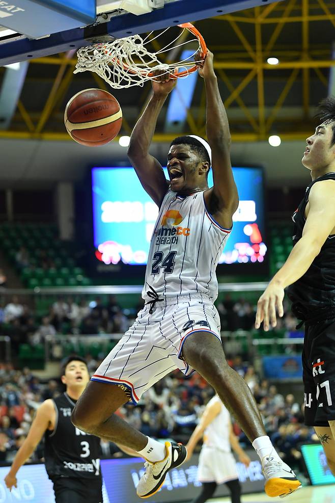 컵대회 MVP로 선정된 KCC 알리제 존슨. 사진 | KBL