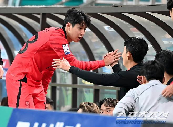 13일 서울월드컵경기장에서 열린 대한민국 축구 국가대표팀과 튀니지의 경기, 손흥민이 교체아웃된 이강인을 안아주고 있다. 상암=허상욱 기자wook@sportschosun.com/2023.10.13/