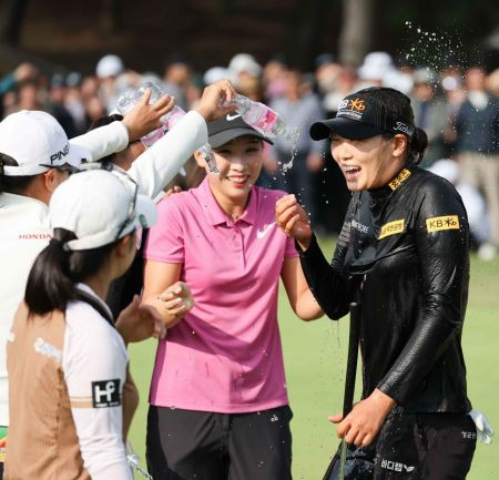 방신실이 동부건설·한국토지신탁 챔피언십 우승 직후 축하 물 세례를 받고 있다.[사진제공=KLPGA]