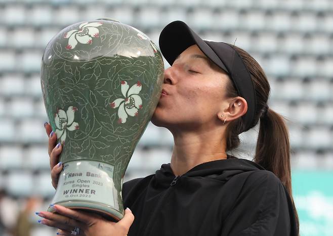 15일 서울 송파구 올림픽공원 테니스코트에서 열린 2023 여자 프로테니스(WTA) 투어 하나은행 코리아오픈 단식 우승을 차지한 미국 제시카 페굴라가 우승 트로피에 입맞춤을 하고 있다. /뉴시스