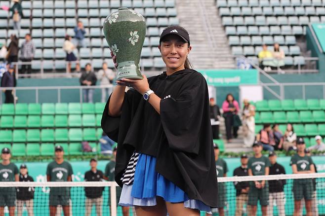 15일 서울 송파구 올림픽공원 테니스코트에서 열린 2023 여자 프로테니스(WTA) 투어 하나은행 코리아오픈 단식 우승을 차지한 미국 제시카 페굴라가 우승 트로피를 들고 기념 촬영하고 있다. /연합뉴스