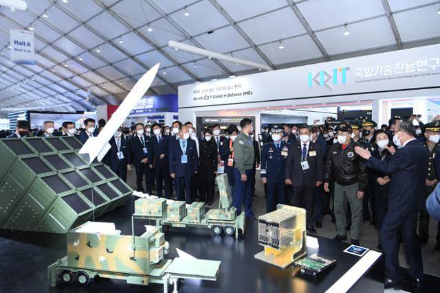 2021년 10월 경기 성남시 서울공항에서 열린 '2021 서울 국제 항공우주 및 방위산업 전시회'에서 한국형 아이언 돔 모형이 설치돼 있다. 성남=왕태석 선임기자
