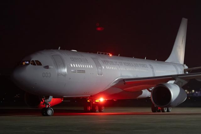 14일 밤 경기 성남 서울공항을 통해 이스라엘 교민들을 태운 KC-330(시그너스) 군 수송기가 착륙하고 있다. 구조 인원은 우리 국민 163명과 일본인 51명, 싱가포르인 6명 등 총 220명이다. 성남=뉴시스