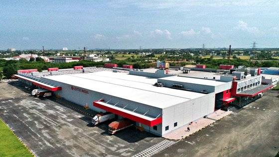 롯데가 300억원을 투자해 증설한 인도 첸나이 초코파이 공장. 사진 롯데웰푸드