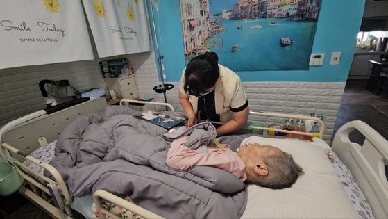 지난 11일 오전 김영주 간호사가 조숙자씨 자택을 방문해 환자 상태를 점검하고 있다. 심석용 기자
