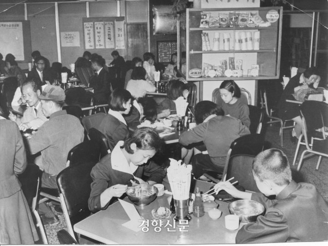 시민들이 1970년대 초 음식점에서 자장면 등을 먹는 모습. 경향신문 자료사진
