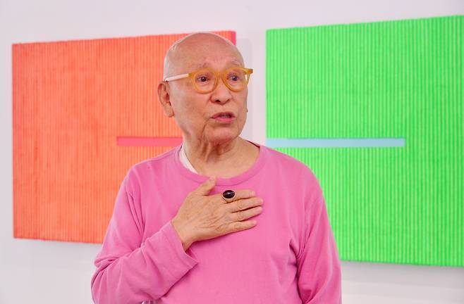 Park Seo-bo speaks in front of his color "Ecriture" series at Gizi Art Base in Seodaemun-gu, Seoul, on June 16, 2020. (Park Hyun-koo/The Korea Herald)