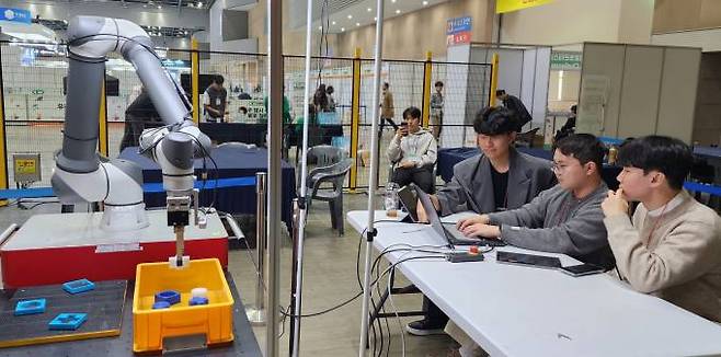 한국기술교육대 3학년생으로 구성된  ‘가제트 팀’이 14일 장관상 수상에 앞서 로봇 제어 프로그램을 시연하고 있다. 한기대 제공