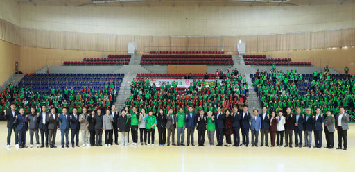 이상일 시장과 윤원균 의장, 김춘연 회장이 15일 새마을 한마음 수련대회에서 참가자들과 기념촬영을 하고 있다. 용인특례시 제공