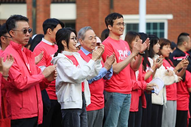 윤석열 대통령 부인 김건희 여사가 15일 서울 용산공원에서 한국유방건강재단, 대한암협회, 한국유방암학회 주최로 열린 ‘2023 핑크 페스티벌’에 참석해 개회 선언에 박수 치고 있다. 핑크 페스티벌은 여성의 유방 건강을 위한 핑크리본 캠페인 중 하나다. <사진=대통령실>