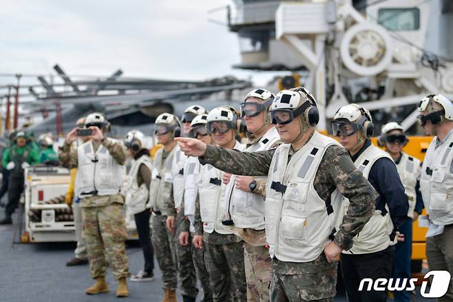 (서울=뉴스1) 김진환 기자 = 김승겸 합참의장과 라캐머라 연합사령관이 27일 동해 상에서 한미 연합해상훈련 중인 미국의 로널드 레이건 항공모함을 방문하고 있다. (합참 제공) 2022.9.27/뉴스1  Copyright (C) 뉴스1. All rights reserved. 무단 전재 및 재배포 금지.