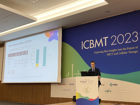 윤덕현 서울아산병원 암병원 카티센터 소장이 지난 9월 ICBMT에서 앱클론의 카티세포치료제 AT101의 임상 1상 결과를 발표하고 있다. /사진=앱클론