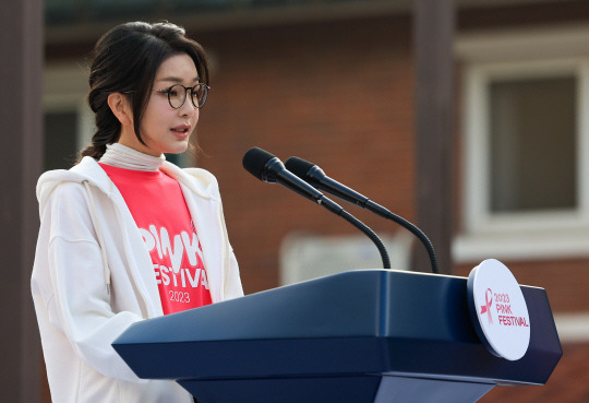 윤석열 대통령 부인 김건희 여사가 15일 서울 용산공원 장교숙소 5단지에서 한국유방건강재단, 대한암협회, 한국유방암학회 주최로 열린 ‘2023 핑크 페스티벌’에서 축사하고 있다. 대통령실 제공. 연합뉴스