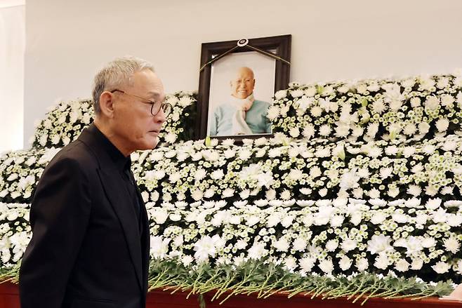 유인촌 문화체육관광부 장관이 15일 오후 서울대학병원 장례식장에 마련된 '단색화' 거장 고(故) 박서보 화백의 빈소를 조문하고 있다. [연합]