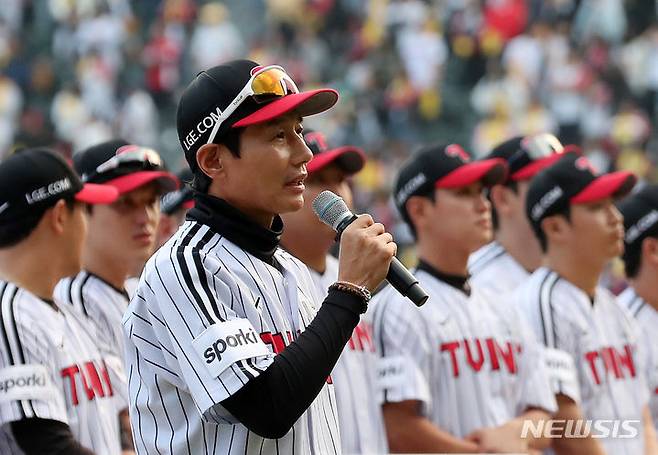 [서울=뉴시스] 김명년 기자 = 15일 오후 서울 송파구 잠실야구장에서 두산과 LG의 경기 종료 후 진행된 우승 트로피 전달식에서 염경엽 감독이 팬들에게 감사 인사를 하고 있다. 2023.10.15. kmn@newsis.com