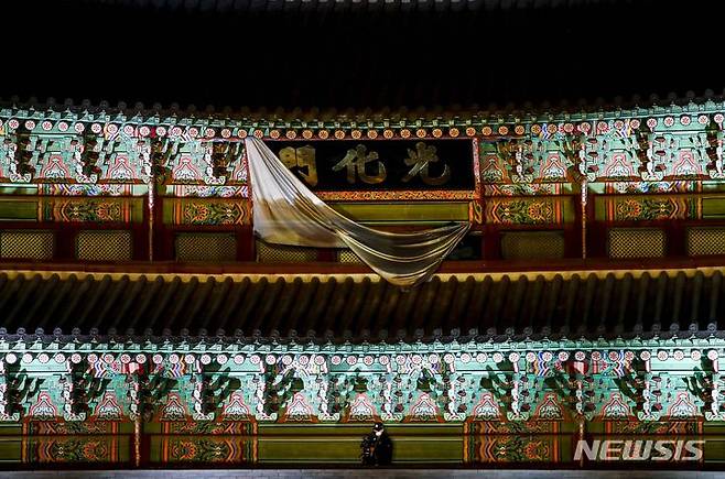 [서울=뉴시스] 정병혁 기자 = 15일 서울 종로구 광화문광장에서 열린 광화문 월대 및 현판 복원 기념식에서 새로운 현판이 공개되고 있다. 2023.10.15. jhope@newsis.com