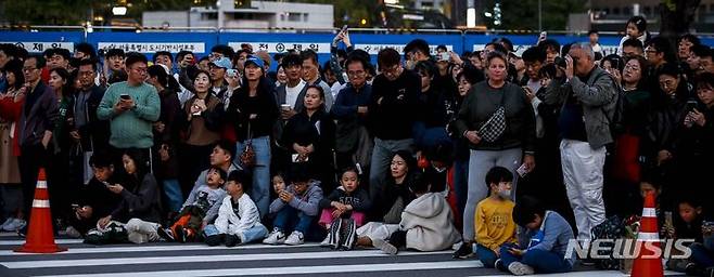 [서울=뉴시스] 정병혁 기자 = 15일 서울 종로구 광화문 일대가 광화문 월대 및 현판 복원 기념식을 찾은 시민들로 북적이고 있다. 2023.10.15. jhope@newsis.com