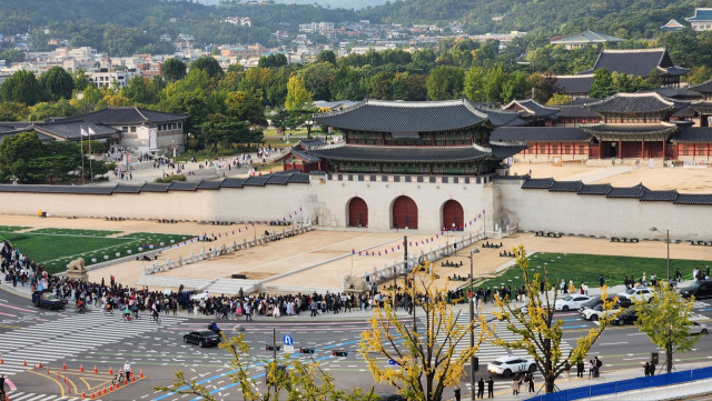 15일 시민들이 100년 만에 복원된 서울 경복궁의 광화문 월대 앞에 모여 있다. 최수문 기자