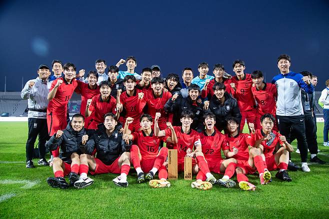 18세 이하 남자 축구대표팀이 15일 서울 EOU컵에서 우승한 뒤 기념 사진을 찍고 있다. 서울 EOU컵 조직위원회 제공