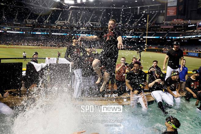 ▲ 애리조나 선수들이 NLCS 진출을 확정하고 '풀 파티'를 즐기고 있다. 메릴 켈리가 점프하고 있다.