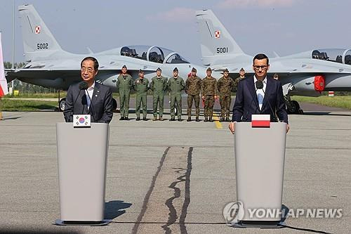 기자회견 하는 한덕수 국무총리     (서울=연합뉴스) 한덕수 국무총리(왼쪽)가 지난달 13일(현지시간) 폴란드 민스크마조비에츠키 공군기지에서 FA-50 전투기를 둘러본 뒤 마테우스 모라비에츠키 폴란드 총리와 기자회견 하고 있다. 2023.9.14 [총리실 제공. 재판매 및 DB 금지]
    photo@yna.co.kr
(끝)