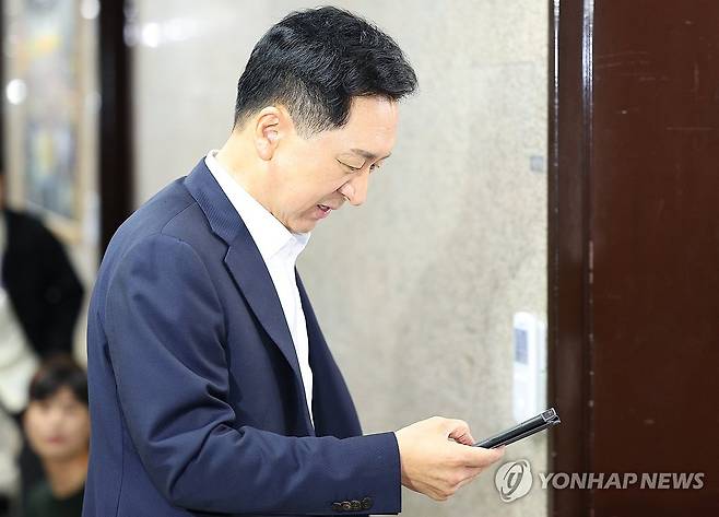 출근하는 김기현 대표 (서울=연합뉴스) 김도훈 기자 = 국민의힘 김기현 대표가 13일 오전 서울 여의도 국회 당대표실로 출근하고 있다. 2023.10.13 superdoo82@yna.co.kr