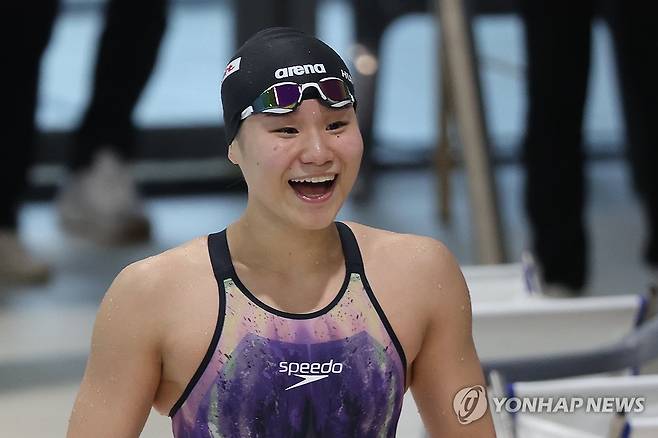 허연경, 자유형 50m 한국신기록 (목포=연합뉴스) 서대연 기자 = 15일 오후 전남 목포실내수영장에서 열린 제104회 전국체육대회 수영 여자 고등부 자유형 50ｍ 결승에서 24.97로 한국 신기록을 세우며 우승한 허연경(서울 방산고등학교)이 기뻐하고 있다. 2023.10.15 dwise@yna.co.kr