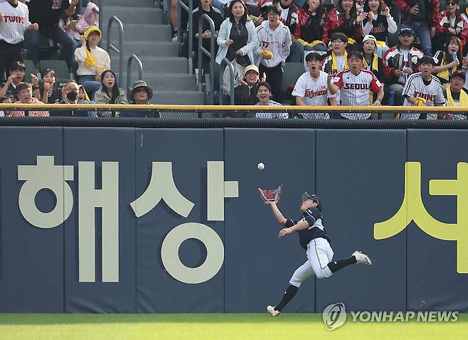 '끝까지 따라가 보지만' (서울=연합뉴스) 이지은 기자 = 15일 서울 송파구 잠실야구장에서 열린 프로야구 두산과 LG의 경기. 4회말 2사 만루 상황에서 LG문성주의 타구를 두산 정수빈이 잡지 못하고 있다. 2023.10.15 jieunlee@yna.co.kr