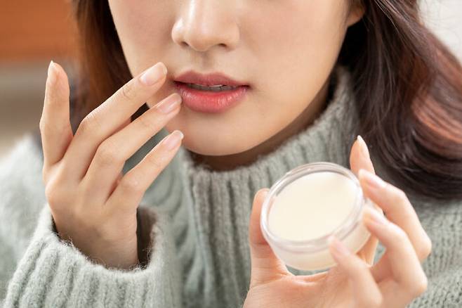 립밤을 발라도 입술이 자꾸 트고 갈라지는 이유는 자극적인 음식을 먹은 후 입술을 핥거나 춥고 건조한 날씨, 콜레스테롤 관련 약 섭취 등이 있다. [사진=클립아트코리아]