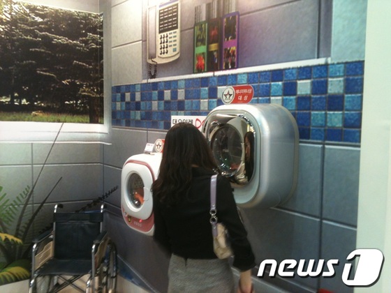 대우일렉의 벽걸이형 세탁기.ⓒ News1
