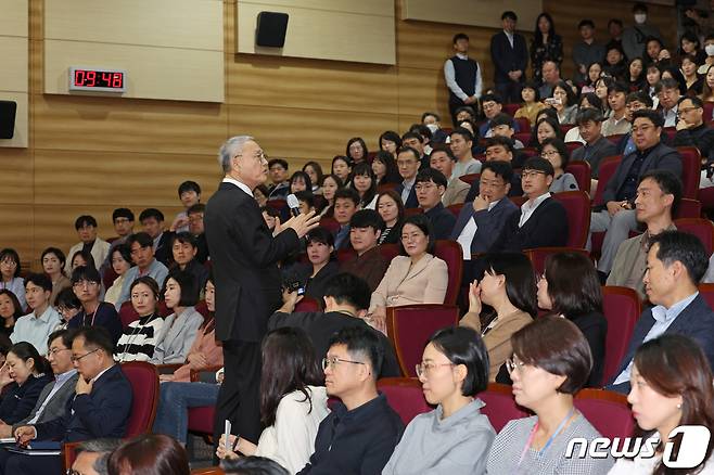 유인촌 문화체육관광부 장관이 16일 오전 정부세종청사 문체부 대강당에서 열린 취임식 중 단상을 내려와 직원들과 가까운 자리에 서서 취임사를 하고 있다. 2023.10.16/뉴스1 ⓒ News1 장수영 기자