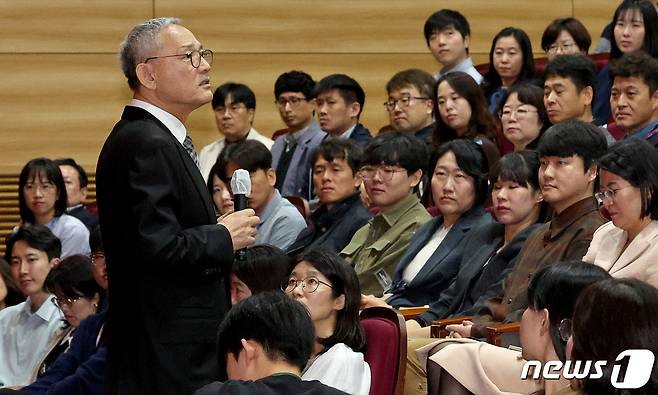 유인촌 문화체육관광부 장관이 16일 오전 정부세종청사 문체부 대강당에서 열린 취임식 중 단상을 내려와 직원들과 가까운 자리에 서서 취임사를 하고 있다. 2023.10.16/뉴스1 ⓒ News1 장수영 기자