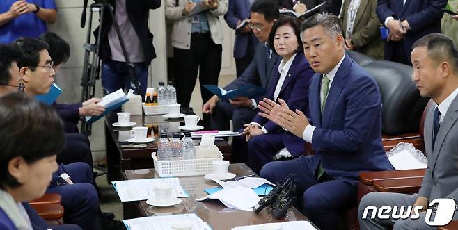 김관영 전북도지사가 16일 전북 전주시 한국은행 전북본부에서 열린 국회 기획재정위원회의 국정감사에 앞서 재정위원들과 새만금 예산 삭감 현안 관련 간담회를 하고 있다. 2023.10.16/뉴스1 ⓒ News1 유경석 기자