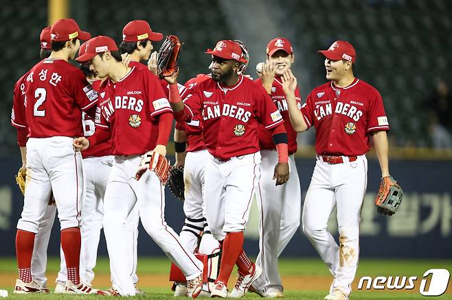 16일 서울 송파구 잠실야구장에서 열린 프로야구 '2023 신한 SOL KBO리그' SSG 랜더스와 두산 베어스의 경기에서 3대2로 승리한 SSG 선수들이 자축하고 있다. 2023.10.16/뉴스1 ⓒ News1 유승관 기자