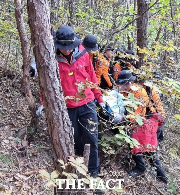 경찰과 소방당국이 경북 청송에서 송이를 따러갔다 사망한 채 발견된 70대 남성을 구조해 이송하고 있다./경북소방본부