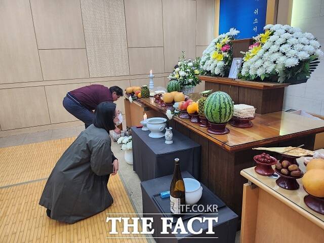 13일 부산 영락공원 공영장례식장을 찾은 금정구청 사회복지과 이다영 주무관이 고인에 인사하고 있다./부산=강보금 기자