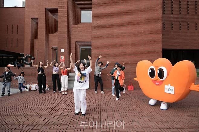 웰컴대학로 축제 연계 대학로 투어 프로그램에서 K팝 댄스를 배우고 있는 외국인들