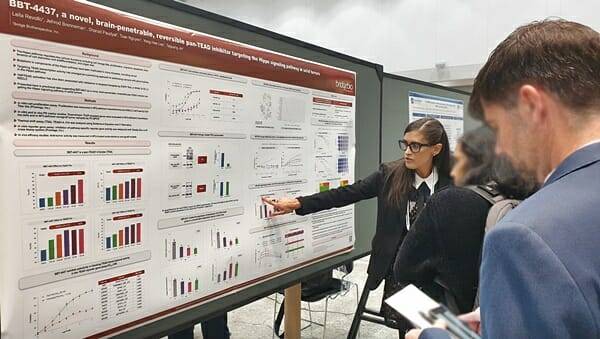 현지시간 14일 미국 보스턴에서 열린 국제 암학회학술회의 2023 AACR-NCI-EORTC 포스터 발표 현장에서 BBT-4437에 대한 주요 비임상 데이터를 소개하고 있다(사진제공=브릿지바이오테라퓨틱스)