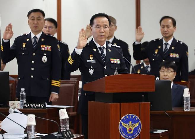 16일 서울경찰청에서 열린 국회 행정안전위원회 국정감사에서 김광호 서울경찰청장이 선서하고 있다. [이미지출처=연합뉴스]