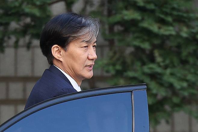 자녀 입시비리와 유재수 전 부산시 경제부시장 감찰 무마 혐의로 재판에 넘겨진 조국 전 법무부 장관이 16일 오후 서울 서초구 서울고등법원에서 열린 2심 공판에 출석하고 있다. 2023.10.16/뉴스1