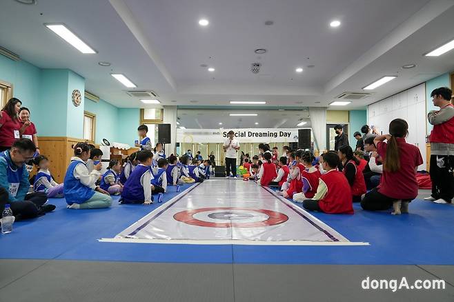 지난 14일 유니드 임직원들이 서울 노원구에 위치한 아동양육시설에 방문하여 체육활동을 진행했다. 사진=유니드 제공