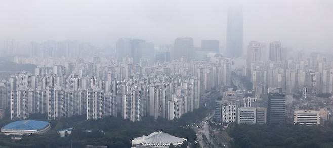 서울 강남구 무역센터에서 바라본 서울 송파구의 아파트 단지. 사진=뉴스1