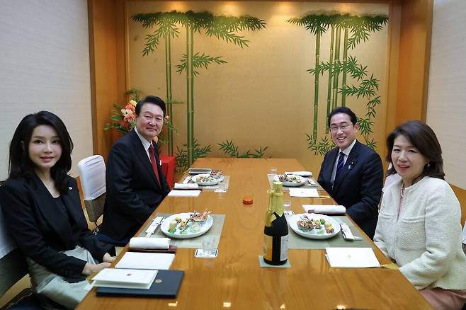 윤석열 대통령과 김건희 여사가 지난 3월16일 오후 스키야키로 유명한 도쿄 긴자의 ‘요시자와’ 식당에서 기시다 후미오 일본 총리 부부와 만찬을 하고 있다. 연합뉴스