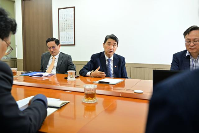 이주호(가운데) 부총리 겸 교육부 장관이 12일 정부서울청사에서 한국일보와 인터뷰하고 있다. 왼쪽은 박성민 교육부 대변인, 오른쪽은 심민철 인재정책기획관. 최주연 기자